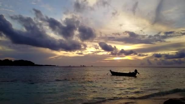 Paisaje marino de drones aéreos de idílicas vacaciones en la playa de la isla por mar claro y fondo arenoso limpio — Vídeos de Stock