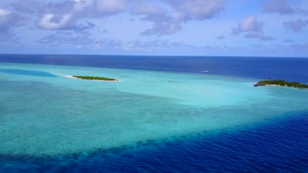 青い海ときれいな砂の背景による完璧な海岸線の冒険の無人島の景色 — ストック動画