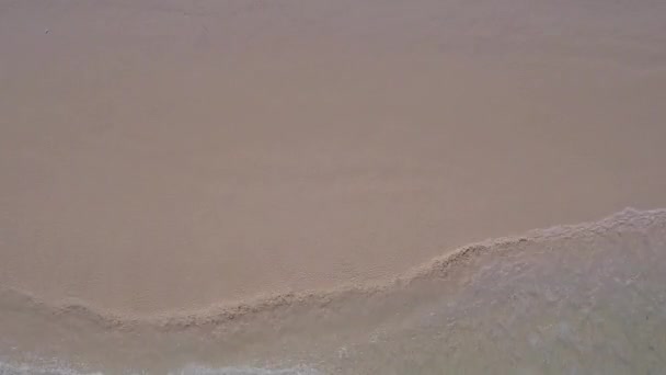 Drohnen-Landschaft des tropischen Badeortes Strandausflug durch klares Wasser und weißen Sand Hintergrund — Stockvideo