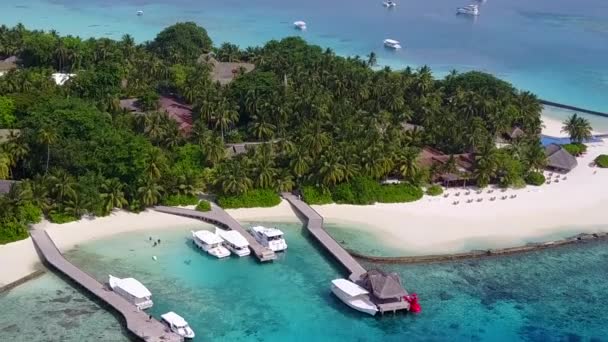 Aereo drone panorama del mare marino vista spiaggia viaggio da laguna blu e sfondo di sabbia bianca — Video Stock