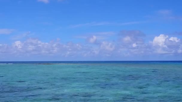 Εναέρια υφή του θαλάσσιου θέρετρου διακοπές παραλία με μπλε λιμνοθάλασσα και λευκό αμμώδη φόντο — Αρχείο Βίντεο