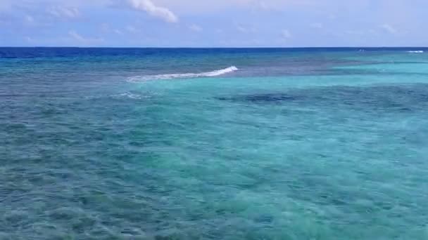 Воздушная текстура морского побережья с голубой водой на белом песчаном фоне — стоковое видео