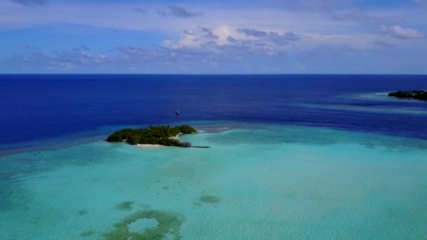 Luchtfoto landschap van idyllische kustlijn strand reis door heldere zee met witte zandachtergrond — Stockvideo