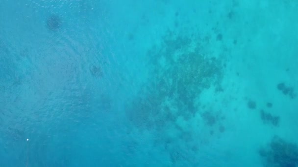 Lautan drone udara liburan pantai tropis pantai teluk dengan air biru dan latar belakang pasir cerah — Stok Video