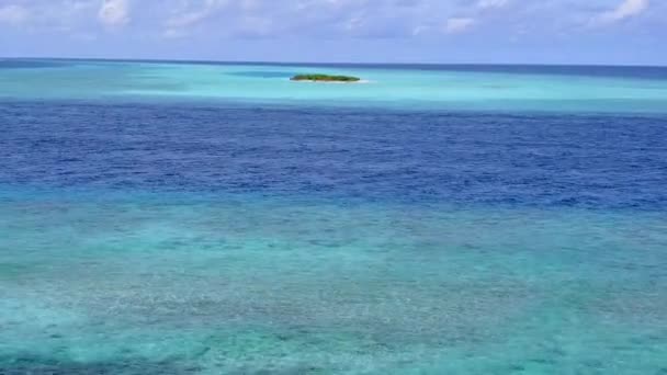 Viagem aérea de relaxante viagem de praia costa por lagoa azul e fundo de areia brilhante — Vídeo de Stock