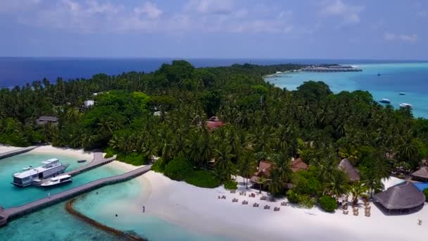 Aereo drone viaggio del paradiso baia spiaggia pausa da acqua blu con sfondo di sabbia bianca — Video Stock