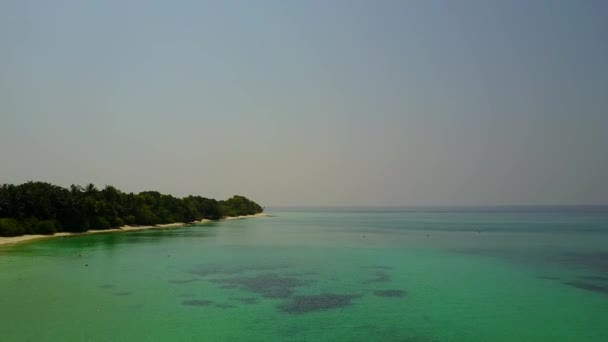 Drone View Panorama des idyllischen touristischen Strandlebens durch klares Wasser mit weißem Sand Hintergrund — Stockvideo