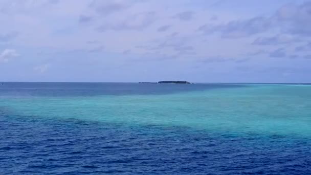 Drone aérea abstracta de la playa perfecta costa aventura por el agua turquesa y fondo de arena blanca — Vídeo de stock