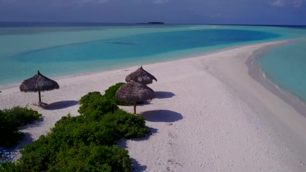 青い海と白い砂の背景による熱帯島のビーチの休日のドローンビューの風景 — ストック動画