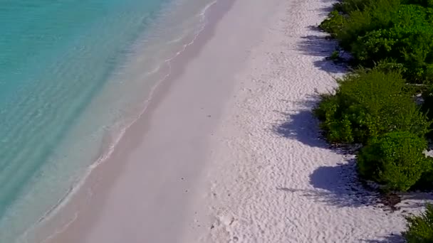 Panorama aereo drone di tempo spiaggia laguna tropicale dal mare trasparente e sfondo di sabbia brillante — Video Stock