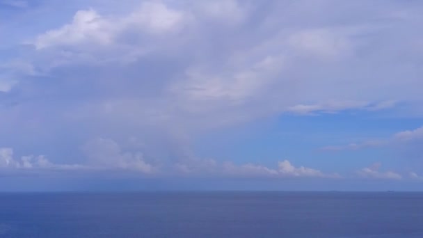 Drone uitzicht reizen van luxe lagune strand reis door de blauwe zee met wit zand achtergrond — Stockvideo