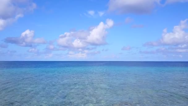 Letecký drone krajina luxusní turistické pláže volně žijících živočichů jasnou lagunou a bílým písečným pozadím — Stock video