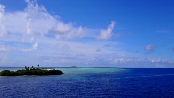 Drone voyage aérien de côte exotique voyage de plage par mer bleue verte avec fond sablonneux propre — Video