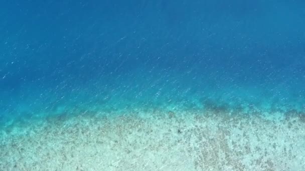 Drohne Luftbild von schönen Resort Strandausflug durch blaues Wasser mit weißem Sand Hintergrund — Stockvideo