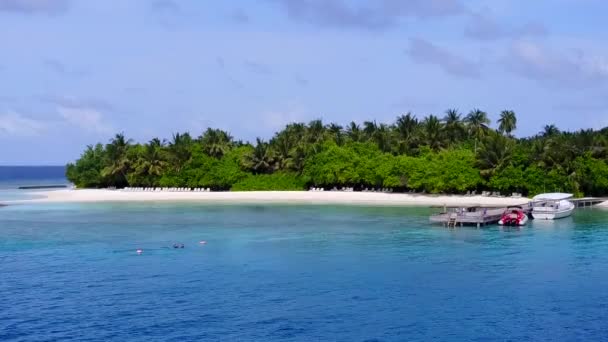 Tropikal ada sahil saatinin insansız hava aracı turizmi beyaz kumlu arka planlı mavi deniz kıyısında — Stok video