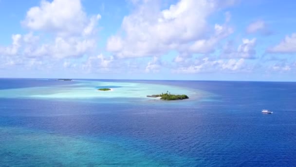 Drone paisaje de playa de bahía tropical tiempo por mar turquesa y fondo arenoso limpio — Vídeos de Stock
