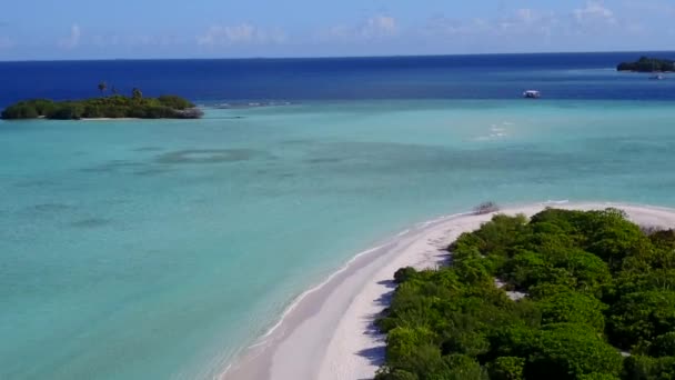 Drone utsikt havsutsikt över tropiska viken strand resa med grunt vatten med vit sand bakgrund — Stockvideo