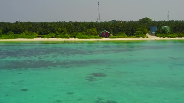 Luchtfoto natuur van paradijs strand reis door blauwe zee met wit zand achtergrond — Stockvideo