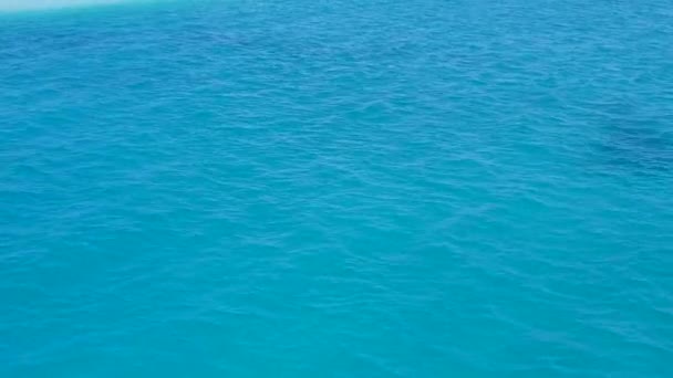 Voyage par drone aérien d'une plage au bord de la mer exotique temps par l'eau bleue avec fond de sable blanc — Video