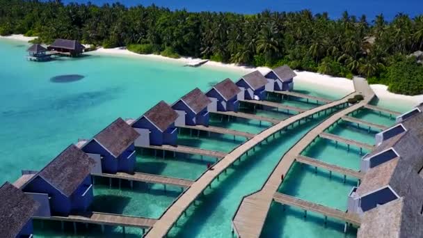 Beyaz kum arka planlı turkuaz su ile havadan soyut cennet adası kumsal zamanı — Stok video