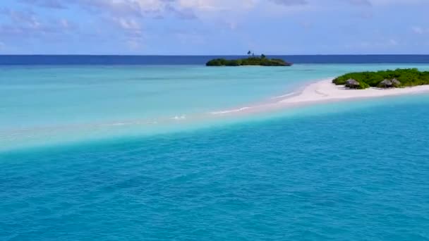 Panorama aéreo de tranquilas vacaciones en la playa con vista al mar por el océano claro con fondo de arena blanca — Vídeos de Stock