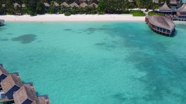 Voyage par drone aérien d'une belle plage côtière temps par océan clair et fond sablonneux blanc — Video