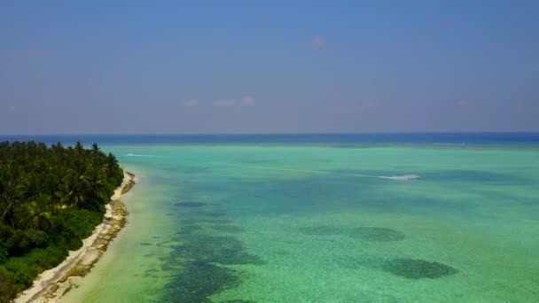 Drohnenlandschaft des Luxus-Resorts Strandabenteuer durch flache Lagune und hellen Sandhintergrund — Stockvideo