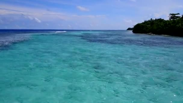 Paisagem de vista aérea de praia litoral perfeita romper pelo mar azul com fundo arenoso branco — Vídeo de Stock