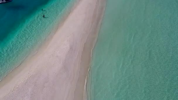Вид на беспилотник пейзаж экзотического пляжного отдыха на берегу моря с белым песком на фоне — стоковое видео