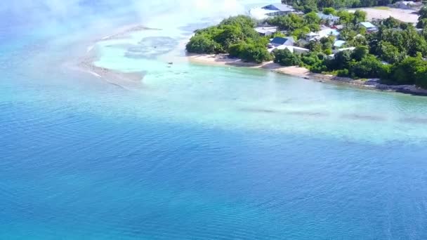 Paisajes aéreos de drones del paraíso laguna playa romper por el mar azul con fondo de arena blanca — Vídeo de stock