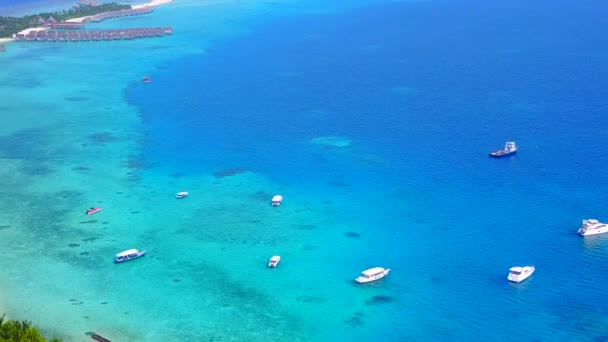 Vista aerea scenario della costa tropicale vacanza al mare da blu oceano verde con sfondo di sabbia bianca — Video Stock