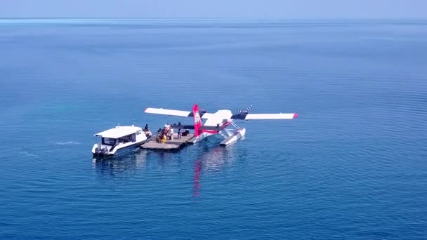 Drone décor de paradis bord de mer plage style de vie par la mer bleue et fond de sable blanc — Video