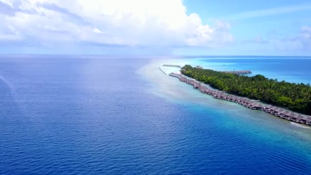 Lucht uitzicht hemel van luxe baai strand breken door blauwe zee met witte zandachtergrond — Stockvideo