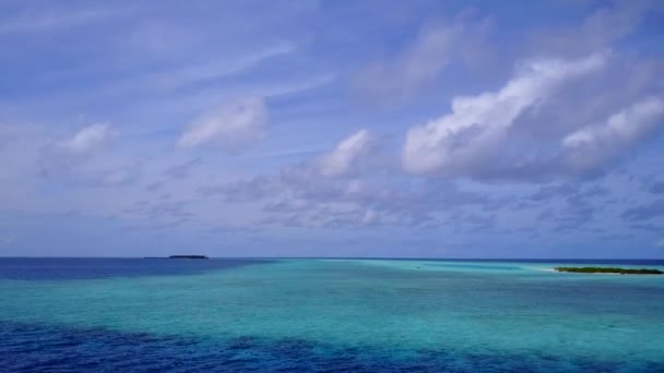 Εναέρια drone πανόραμα του τέλειου τρόπου ζωής παραλία λιμνοθάλασσα από μπλε πράσινο λιμνοθάλασσα με φωτεινό αμμώδη φόντο — Αρχείο Βίντεο