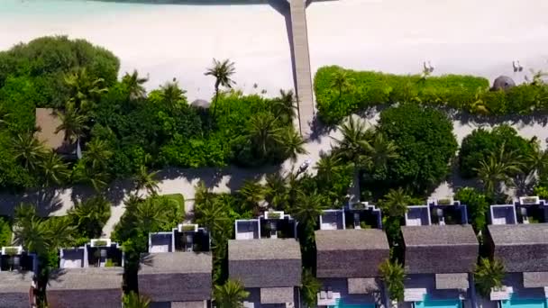 Drohnen-Tourismus der Meeresbucht Strand Zeit durch blaues Wasser und hellen Sandhintergrund — Stockvideo