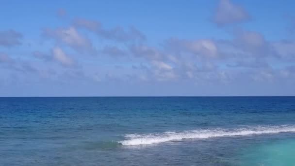 Légi drón turizmus tengeri turisztikai strand nyaralás sekély lagúna és fehér homok háttér — Stock videók