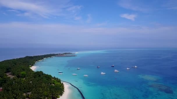 Paisaje aéreo de drones de estilo de vida de playa laguna tropical por mar claro con fondo de arena brillante — Vídeos de Stock