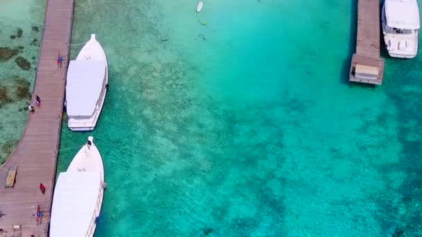 Paisaje aéreo de drones de playa turística tropical por mar claro con fondo de arena blanca — Vídeos de Stock