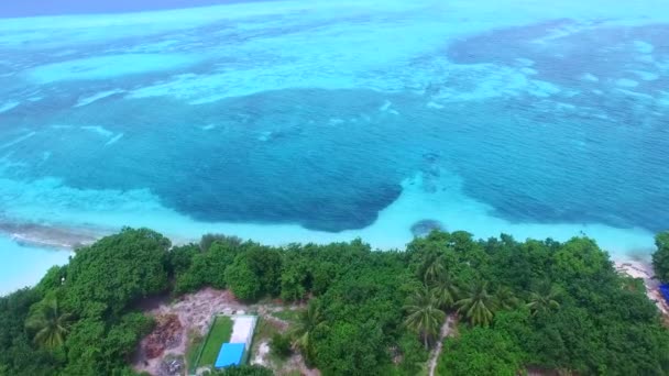 Drohne Ansicht Natur der tropischen Lagune Strandurlaub durch flachen Ozean und weißen Sandhintergrund — Stockvideo