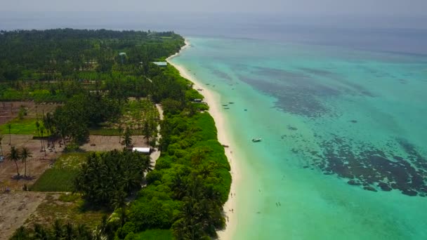 Luftbild von ruhigen touristischen Strand Pause durch flaches Meer und weißen Sandhintergrund — Stockvideo