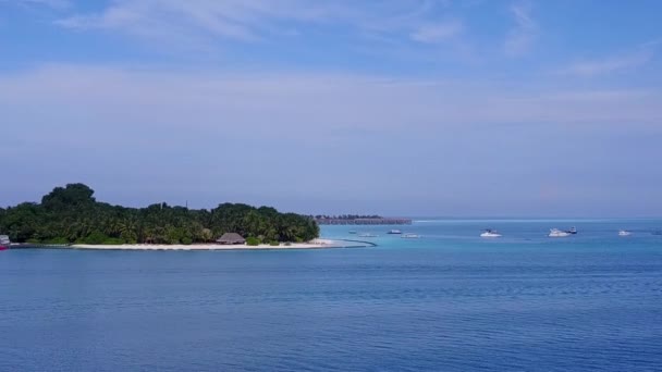 Drone powietrzny krajobraz tropikalnego wybrzeża plaży przerwa przez turkusowe morze i biały piasek tło — Wideo stockowe