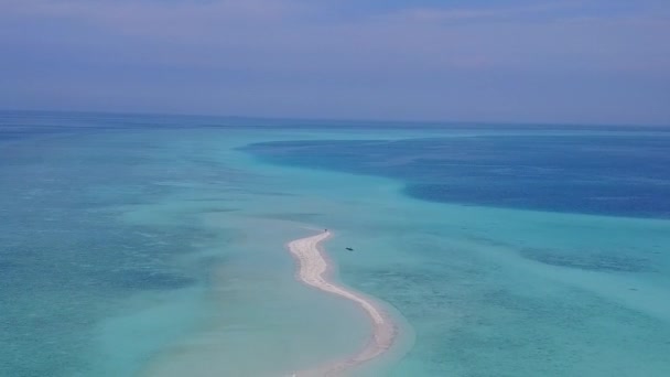 Pemandangan udara perjalanan dari pulau surga waktu pantai dengan laut dangkal dan latar belakang pasir putih — Stok Video