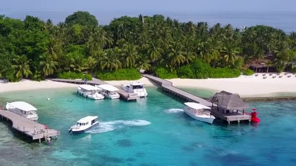 Perjalanan udara dari pulau mewah istirahat pantai dengan laut dangkal dan latar belakang pasir putih — Stok Video