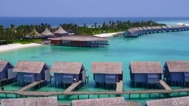 Drone paisaje de hermoso resort playa romper por el mar claro y fondo de arena brillante — Vídeos de Stock