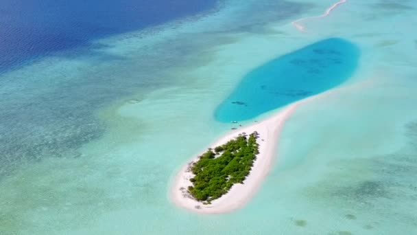 Drone natur marina kusten strand livsstil av blått vatten med ren sandig bakgrund — Stockvideo