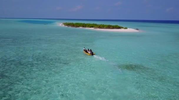 Pandangan udara panorama gaya hidup pantai yang indah dengan latar belakang laut biru dan berpasir putih — Stok Video