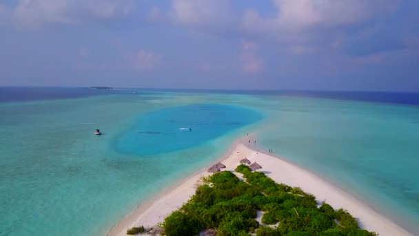 Αεροφωτογραφία φύση της εξωτική περιπέτεια παραλία θέρετρο από τυρκουάζ ωκεανό και λευκό φόντο άμμο — Αρχείο Βίντεο