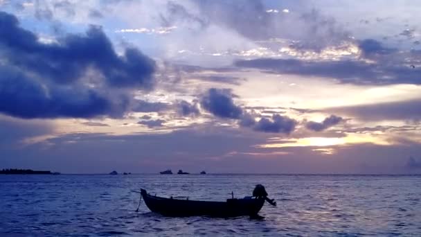 Drone view peisaj de relaxare călătorie turistică pe plajă de ocean albastru cu fundal nisipos luminos — Videoclip de stoc