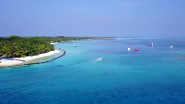 Lotnicza panorama drona spokojnej laguny plaża rejs przez błękitne zielone morze i biały piasek tło — Wideo stockowe