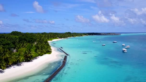 Drone naturaleza aérea de exótica playa vista mar romper por laguna verde azul con fondo de arena limpia — Vídeo de stock